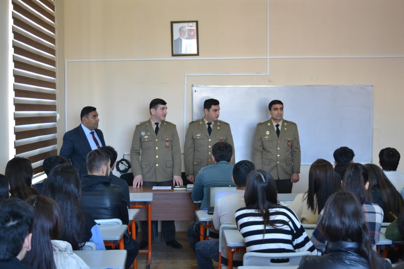 Kollecdə “Əhalinin fövqəladə hallar zamanı mühafizəsinin təşkili” mövzusunda  xüsusi dərs keçirildi.