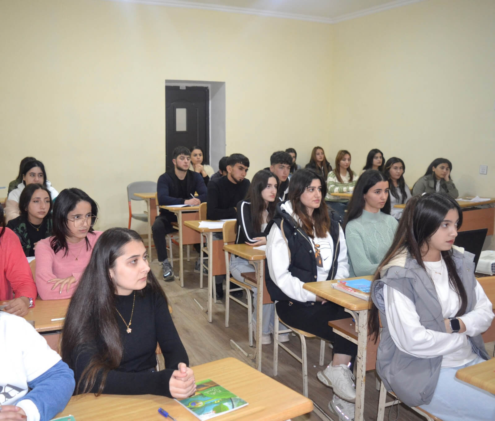 Kollecdə “Bayraq günü”nə həsr olunmuş xüsusi dərs keçirildi