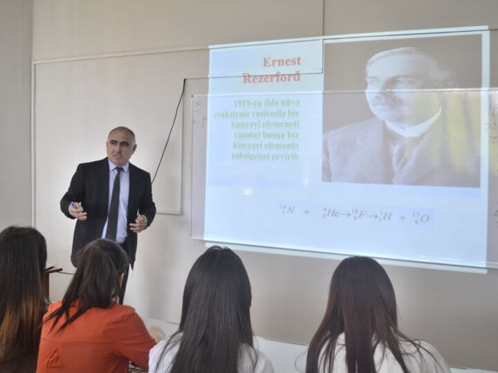 Kollecdə “Adioaktivlik və nüvə reaksiyaları” mövzusunda ustad dərs keçirildi.