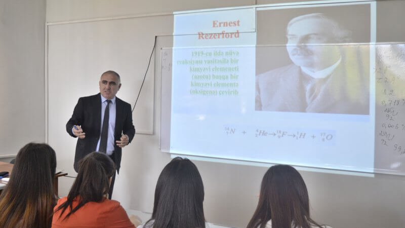 Kollecdə “Adioaktivlik və nüvə reaksiyaları” mövzusunda ustad dərs keçirildi.