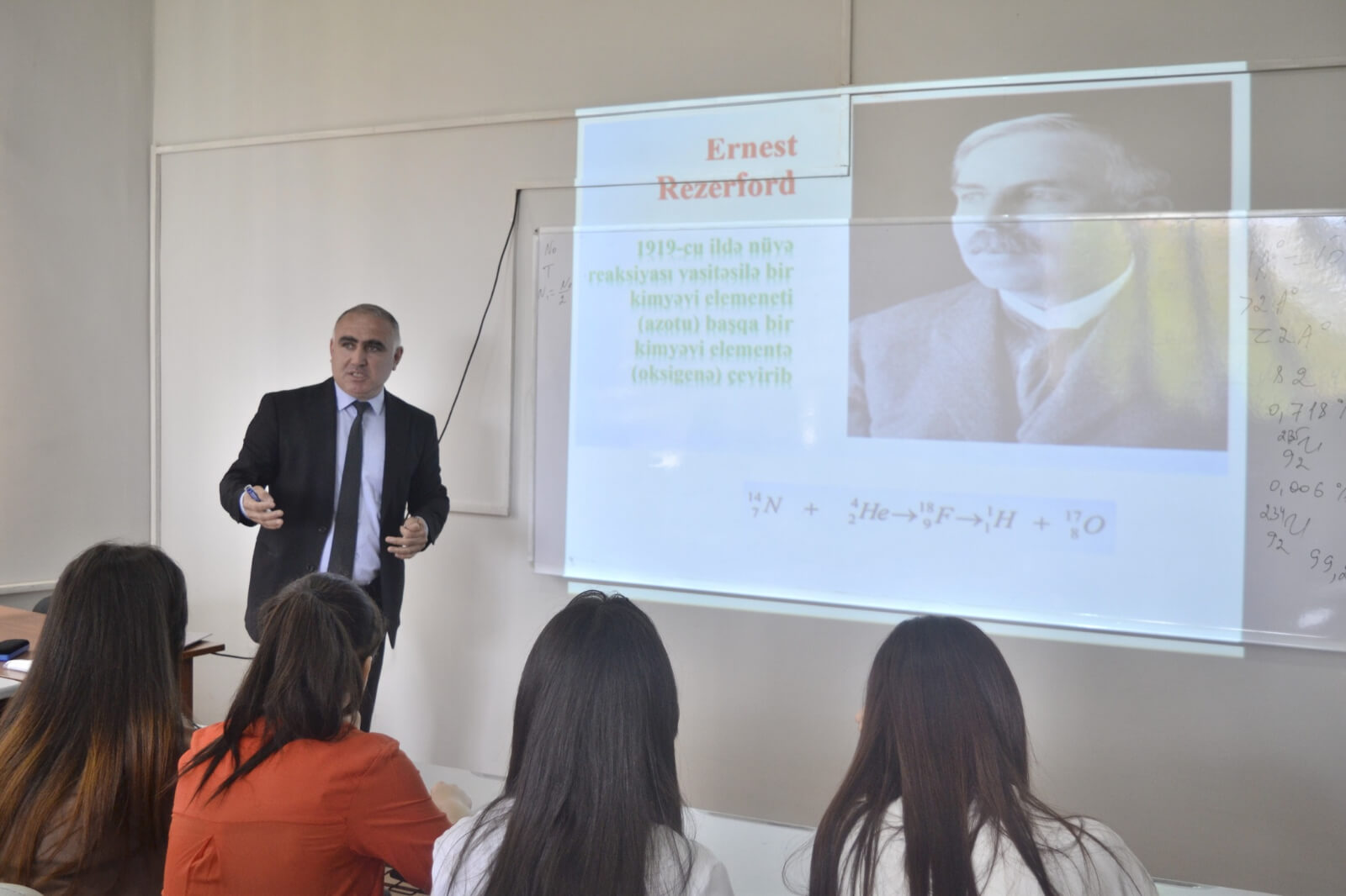 Kollecdə “Adioaktivlik və nüvə reaksiyaları” mövzusunda ustad dərs keçirildi.