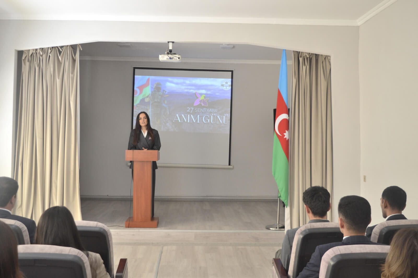 Kollecdə 27 sentyabr “Anım günü”nə həsr olunmuş “Qəhrəmanlıqla yazılmış tarix” mövzusunda konfrans keçirildi.