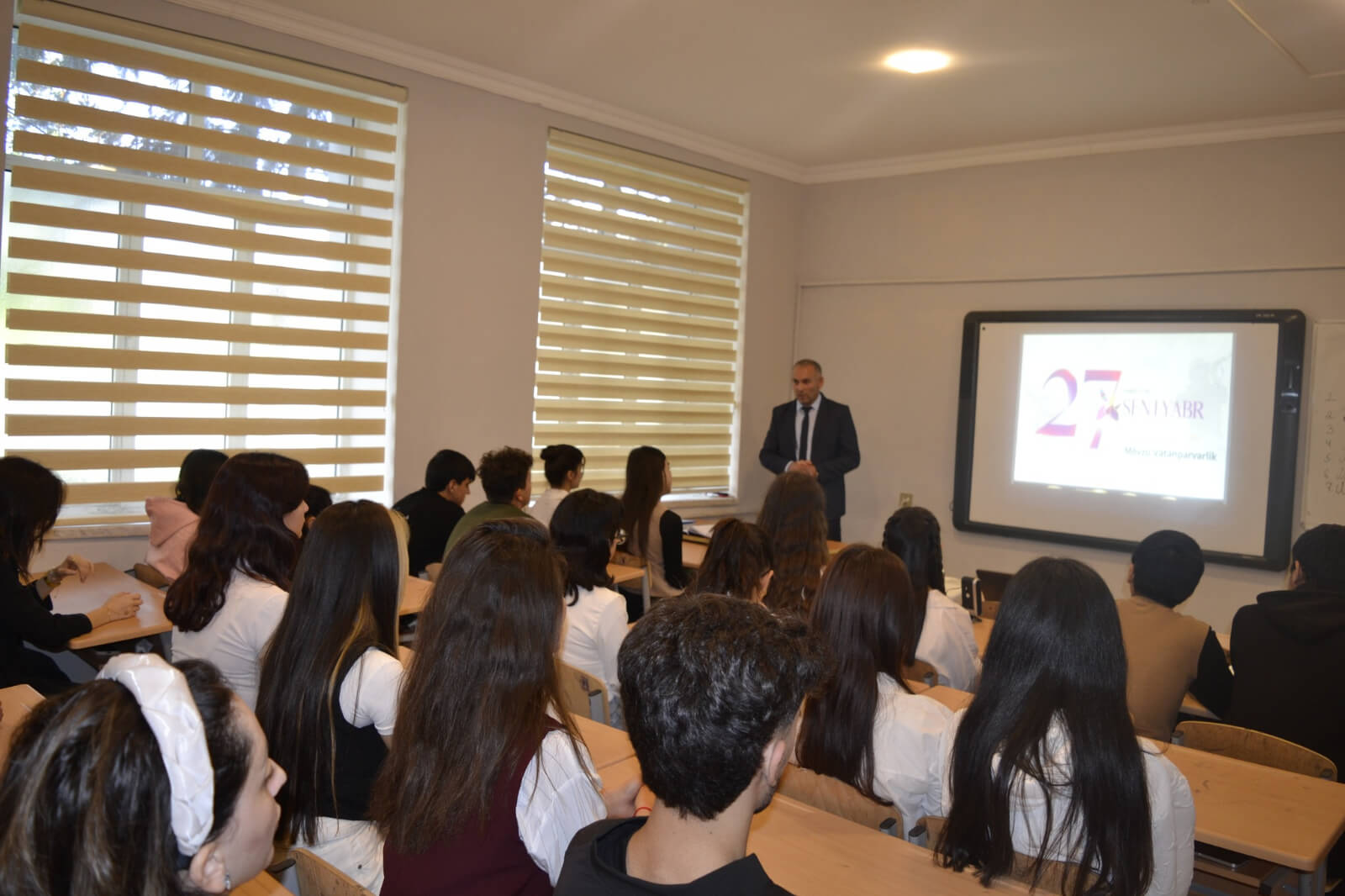 Kollecdə “Anım günü”nə həsr olunmuş “Vətənpərvərlik və milli-mənəvi dəyərlər ruhunda tərbiyə”  mövzusunda tədbir keçirildi.