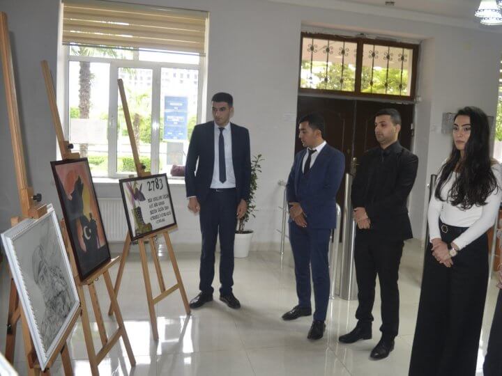 Lənkəran Dövlət Universitetinin nəzdində Sosial və Aqrar-Texnoloji Kollecdə “Anım günü”nə həsr olunmuş “Dizayn (interyer üzrə)” ixtisasının II tədris ili tələbələrinin əl işlərindən ibarət sərgi təşkil olunmuşdur.
