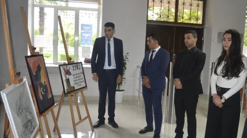 Lənkəran Dövlət Universitetinin nəzdində Sosial və Aqrar-Texnoloji Kollecdə “Anım günü”nə həsr olunmuş “Dizayn (interyer üzrə)” ixtisasının II tədris ili tələbələrinin əl işlərindən ibarət sərgi təşkil olunmuşdur.