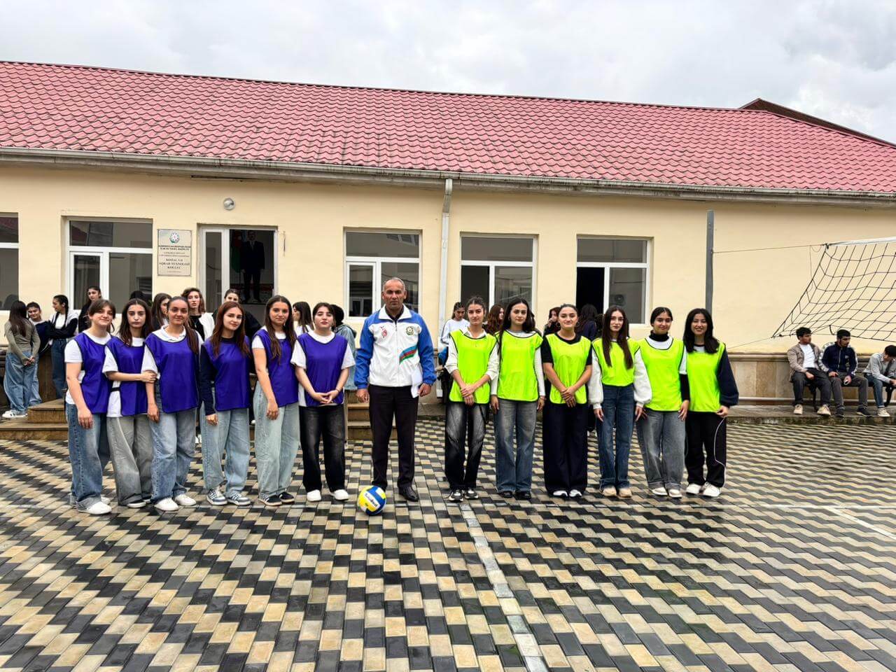 Kollecdə “Zəfər günü”nə həsr olunmuş  idman həftəsi çərçivəsində “Voleybol” yarışı keçirildi.