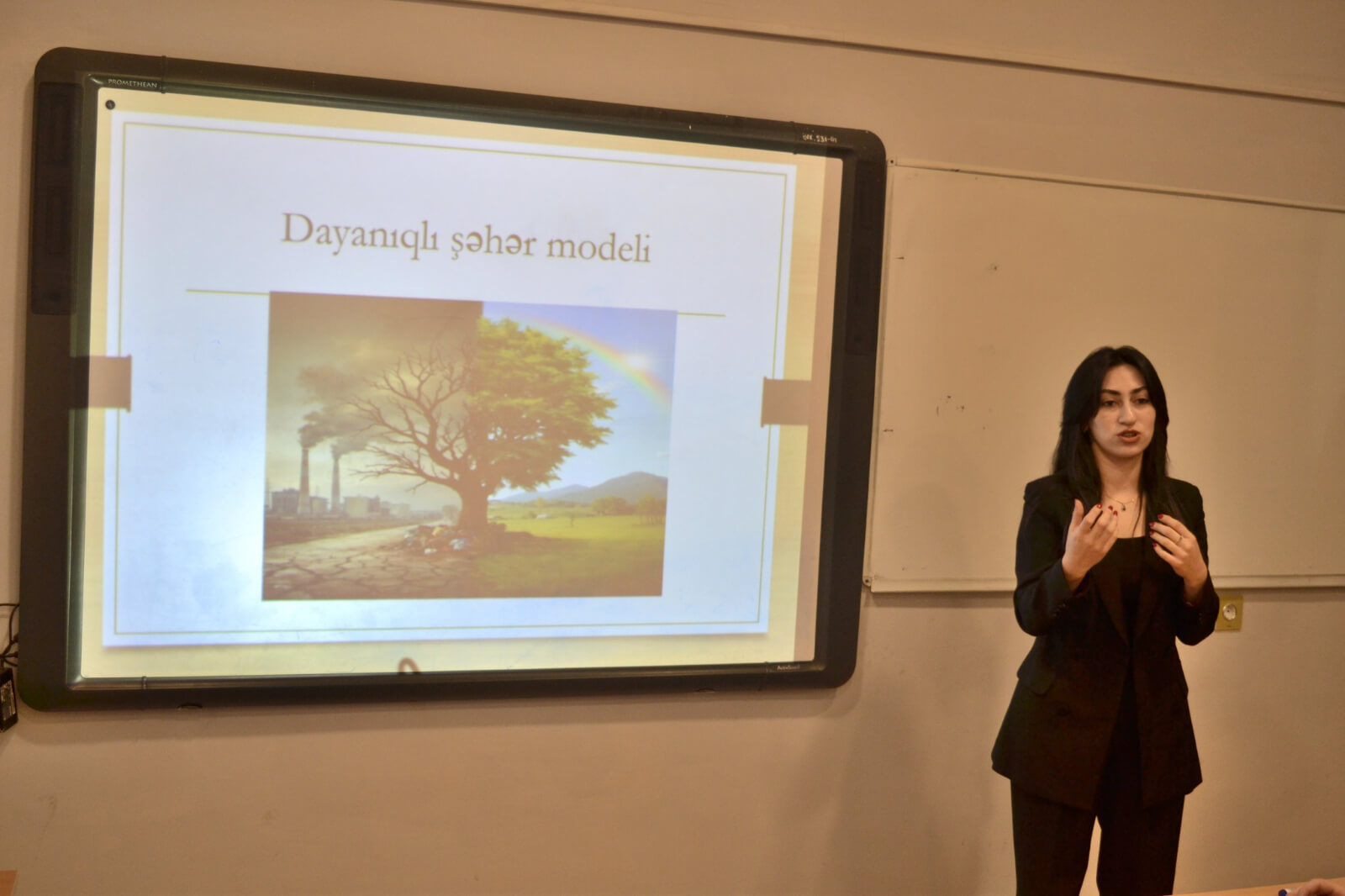 Kollecdə “Dayanıqlı şəhər modeli” mövzusunda seminar keçirildi.