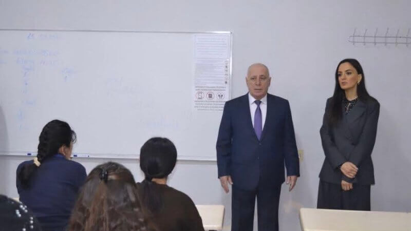 Kollecdə imtahan sessiyası davam edir.